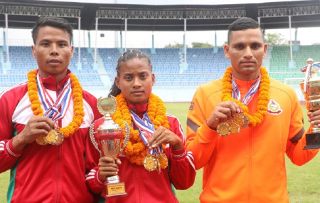 राष्ट्रिय एथलेटिक्सका कीर्तिमानधारीद्वय जीवन थारु (बायाँ) र जयरानी थारु (बीच) तथा शिवराज पार्की।